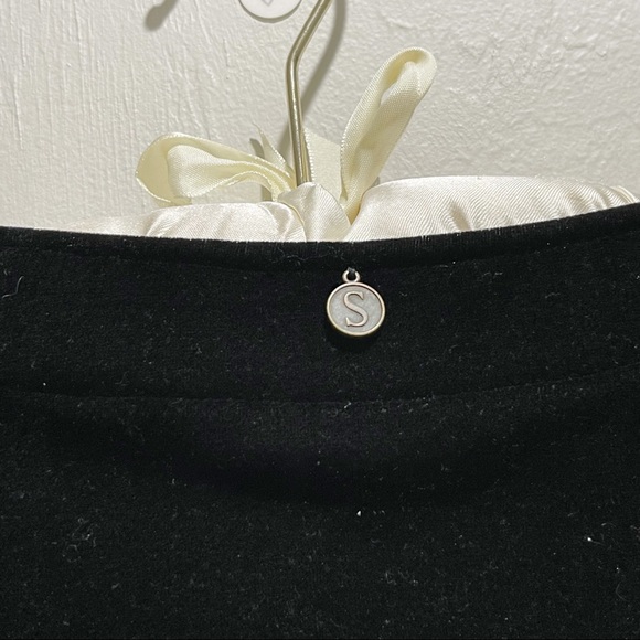 SOFT SURROUNDINGS Women’s Black Velvet Shapely Stretch Surplice Top - Picture 6 of 7